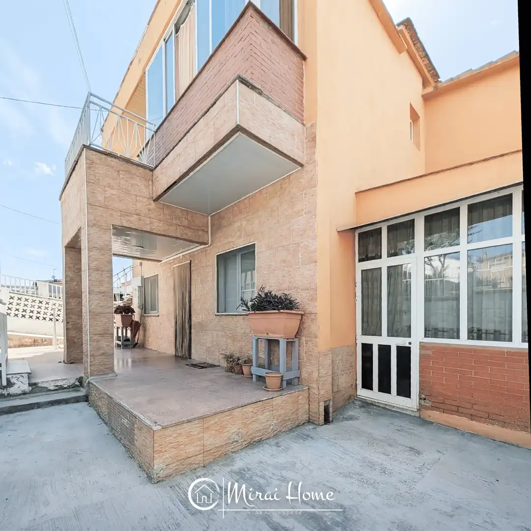 Vista exterior de Casa o xalet en venda en Parets del Vallès amb Aire condicionat, Calefacció i Jardí privat