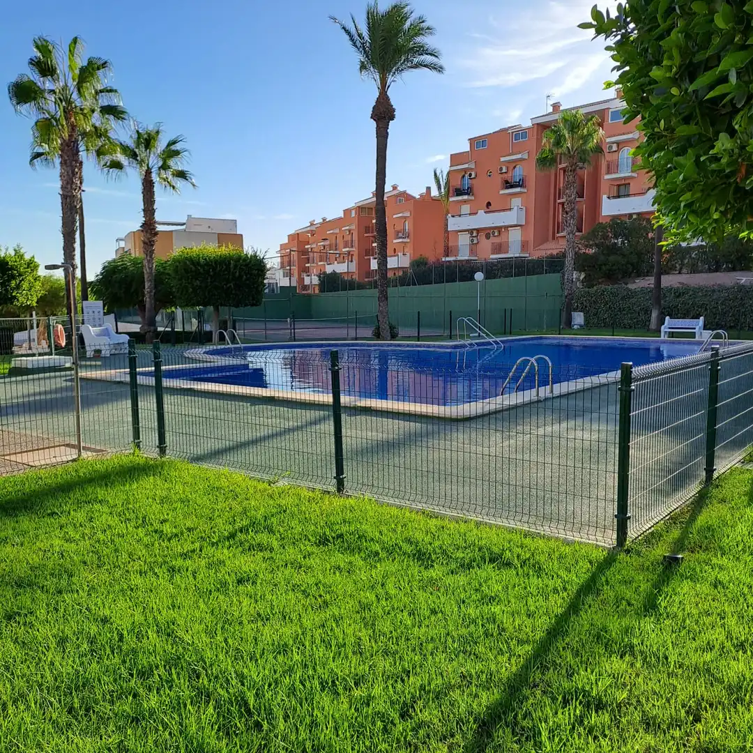 Piscina de Apartament en venda en Torrevieja amb Jardí privat, Terrassa i Moblat