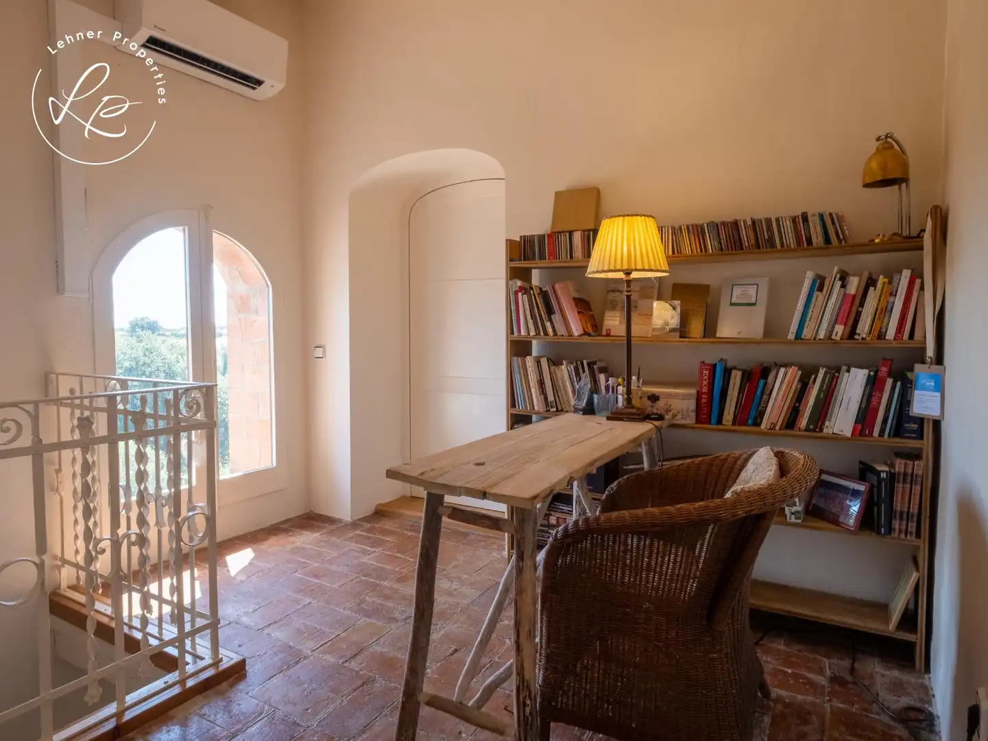 Sala d'estar de Finca rústica en venda en Navata amb Aire condicionat, Calefacció i Jardí privat