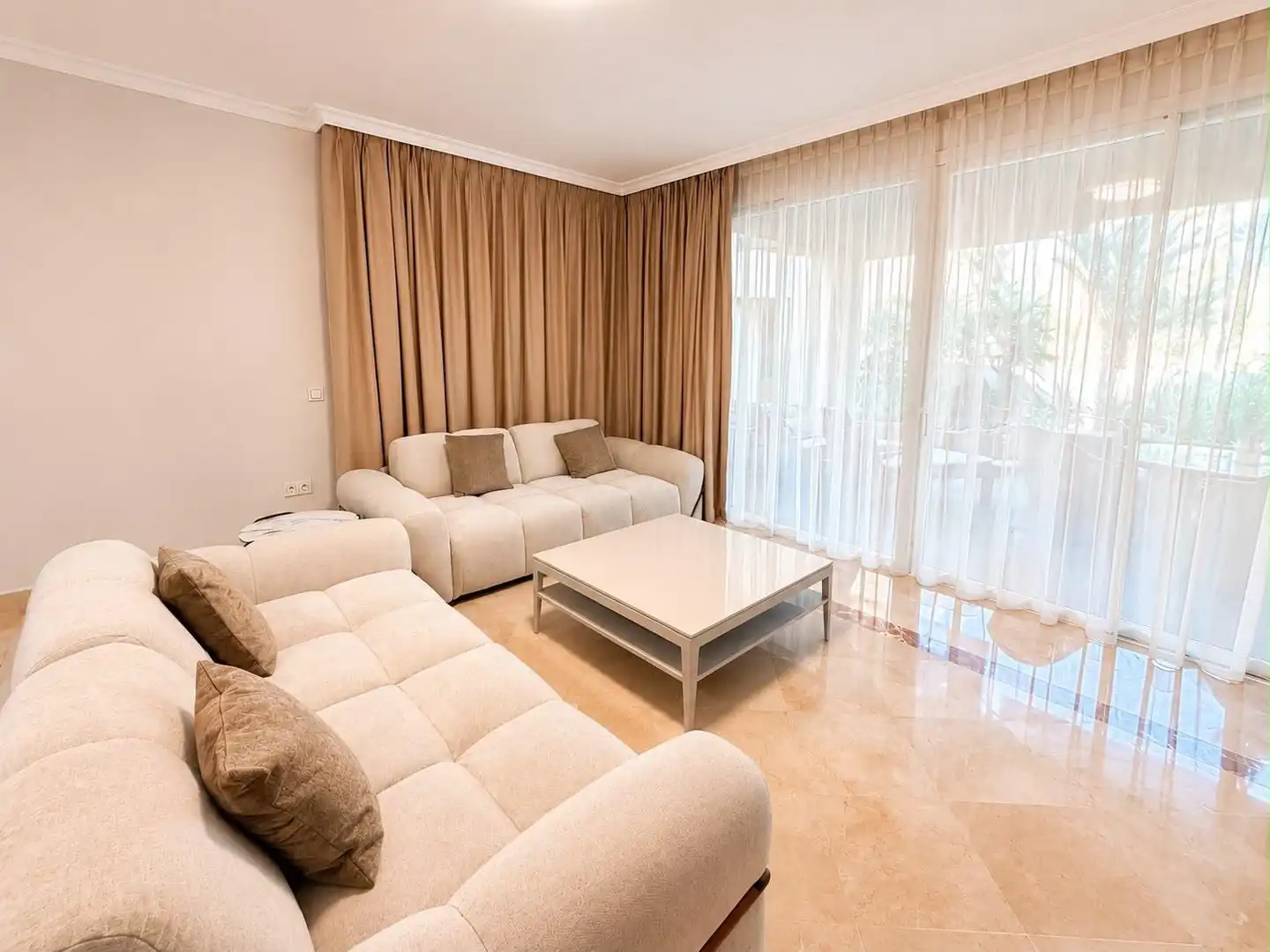 Living room of Ground floor for rent in Marbella  with Air Conditioner, Terrace and Swimming Pool