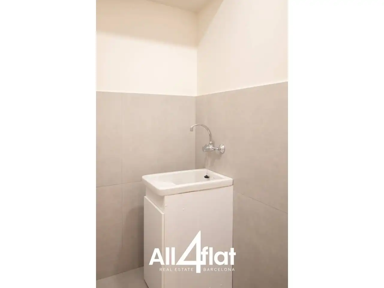 Bany de Local de lloguer en Barcelona amb Aire condicionat