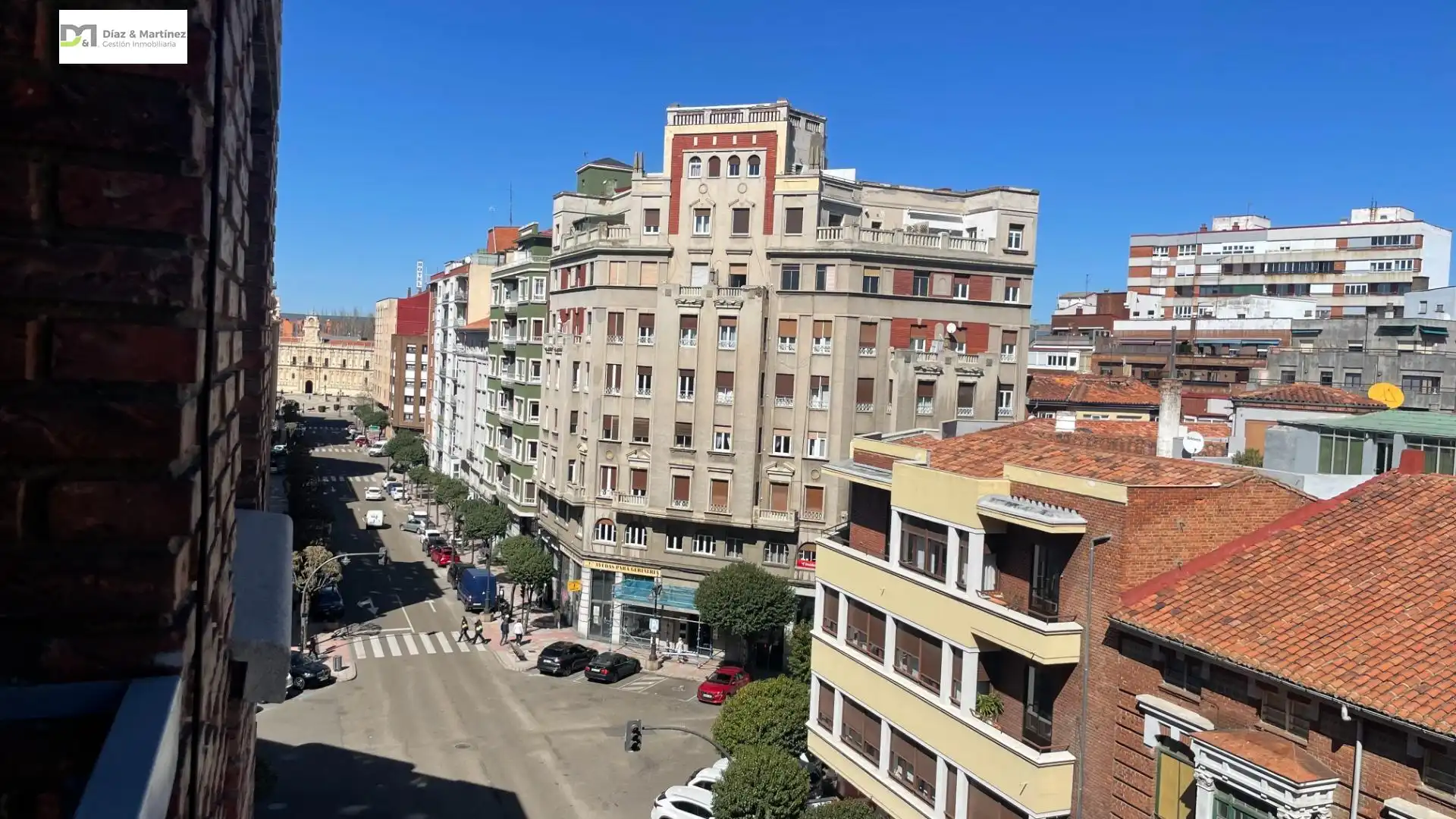 Vista exterior de Piso en venta en León Capital  con Calefacción, Parquet y Terraza