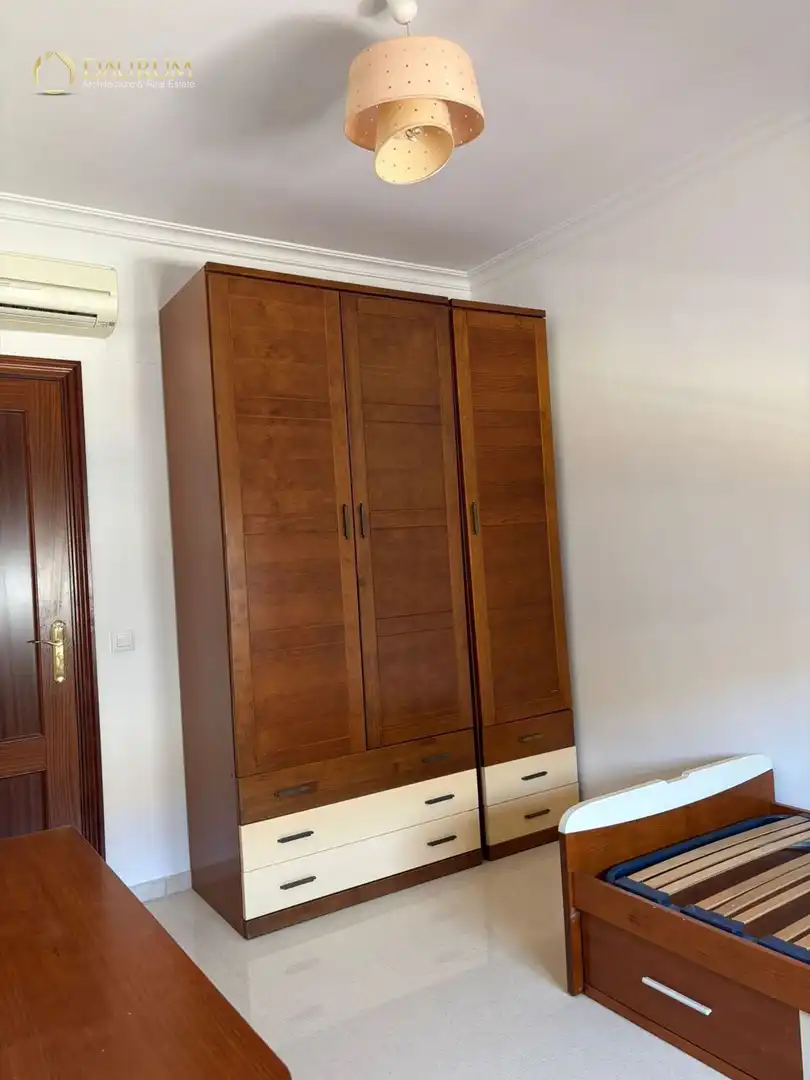 Dormitori de Casa adosada en venda en La Rinconada amb Aire condicionat, Terrassa i Moblat