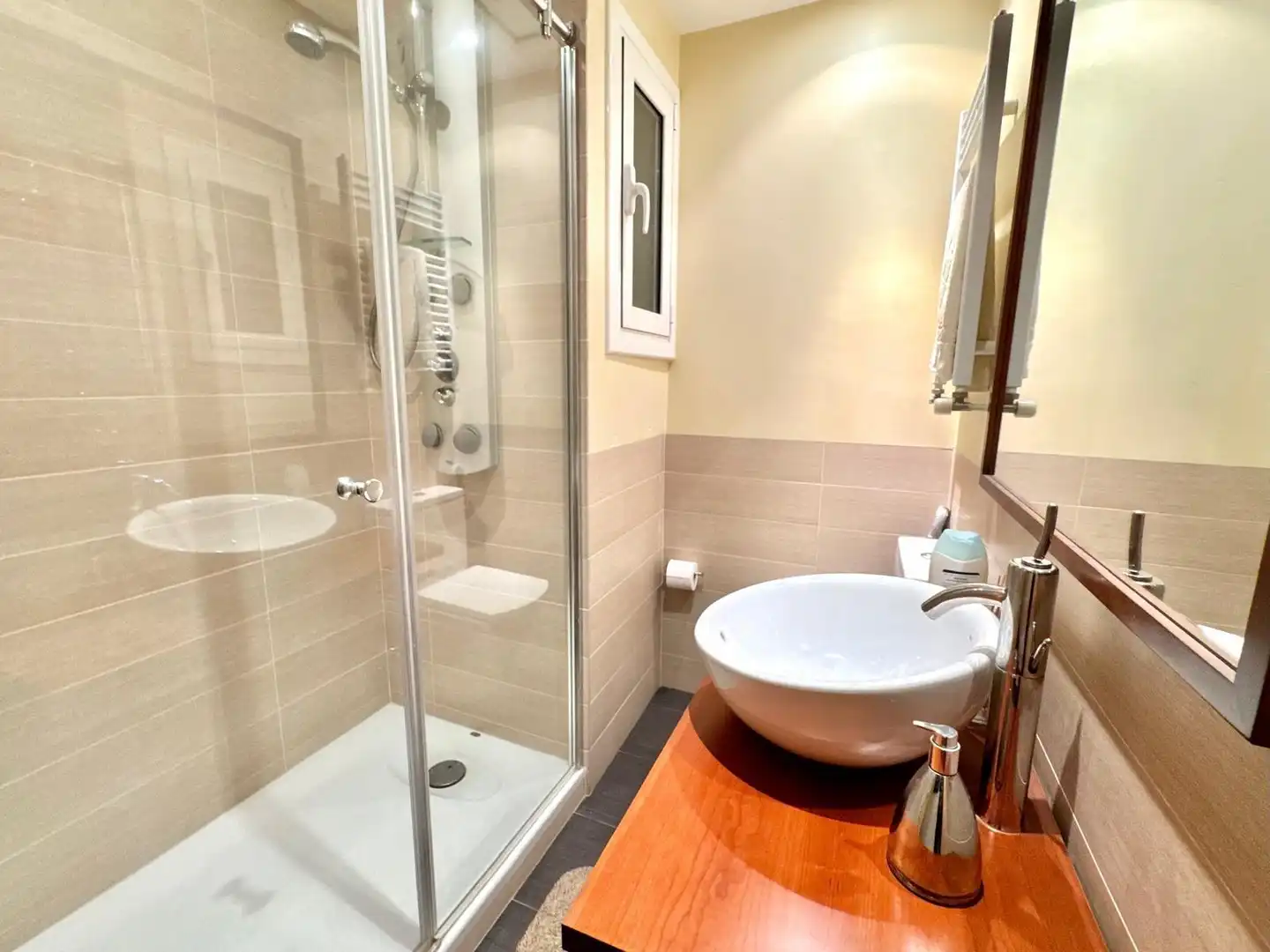 Badezimmer von Wohnung zum Verkauf in  Barcelona Capital mit Klimaanlage, Heizung und Parkett