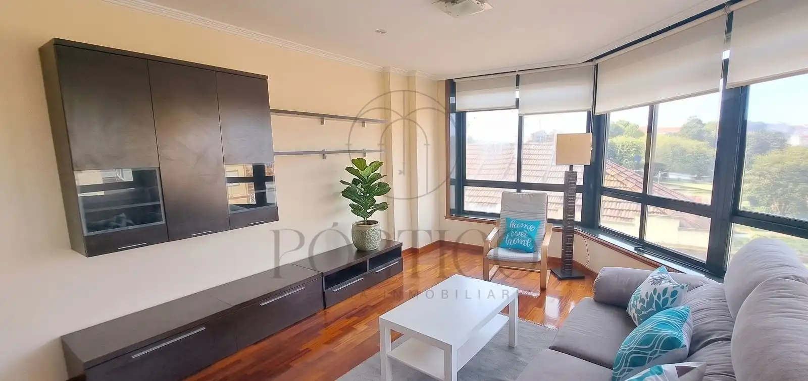 Sala d'estar de Pis de lloguer en Vigo  amb Calefacció, Traster i Moblat