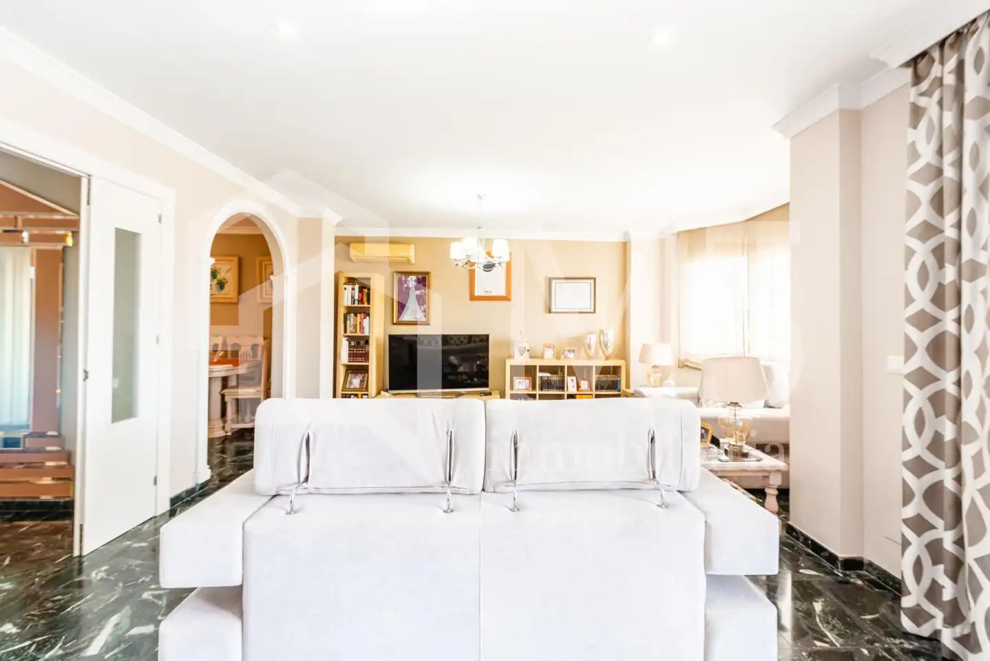 Sala d'estar de Casa adosada en venda en Vélez-Málaga amb Aire condicionat, Jardí privat i Terrassa