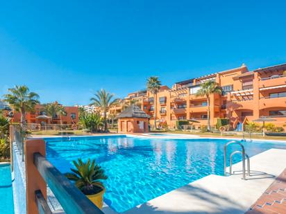 Vista exterior de Àtic en venda en Estepona amb Aire condicionat, Terrassa i Piscina