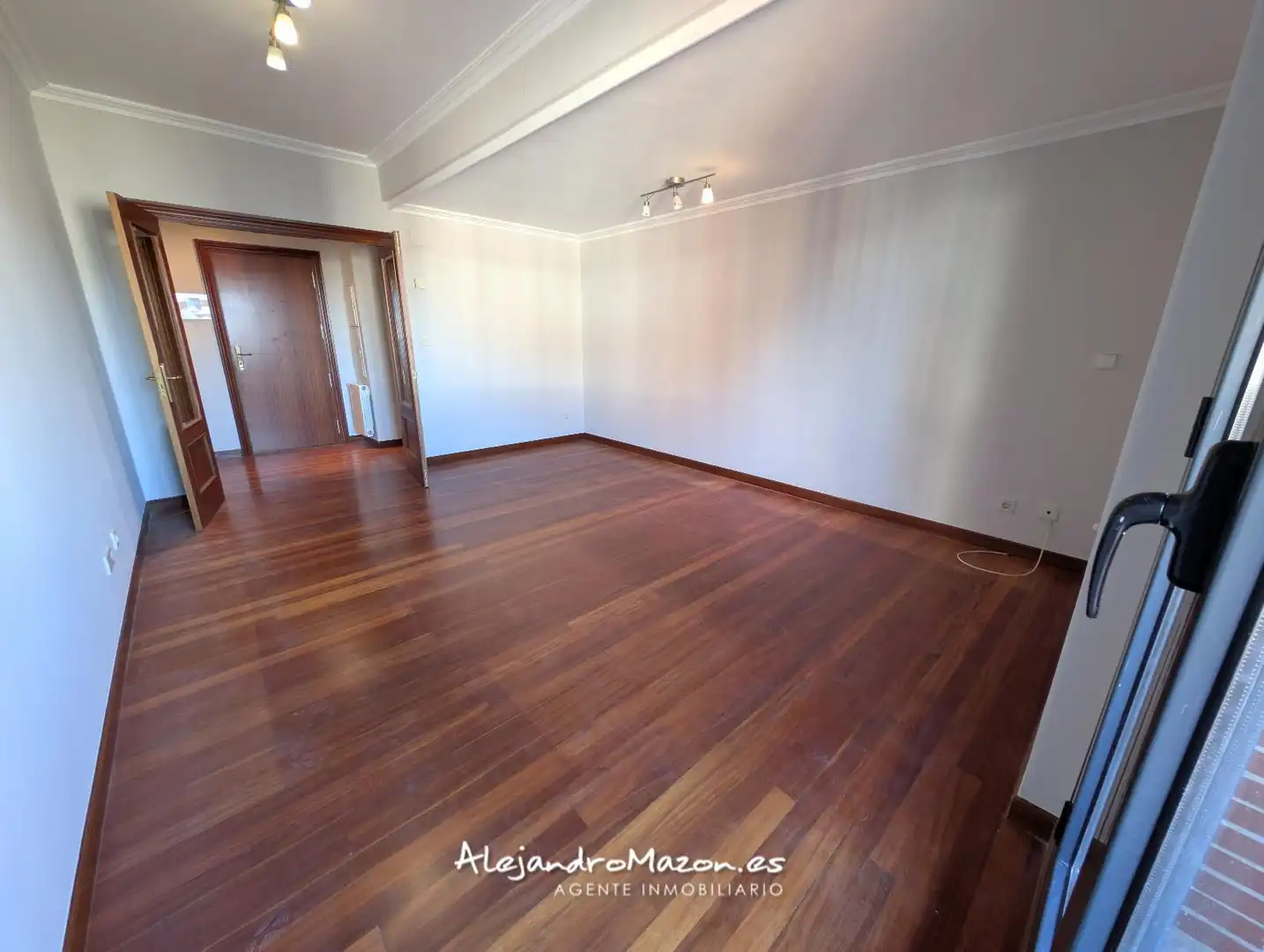 Sala de estar de Piso en venta en Castro-Urdiales con Calefacción, Parquet y Terraza