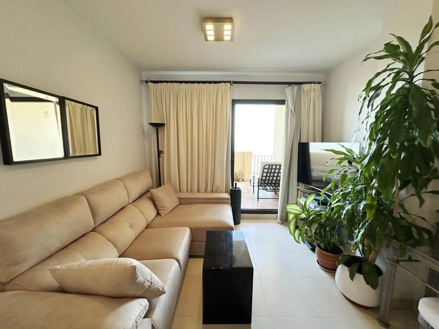 Sala de estar de Piso en venta en Benalmádena con Calefacción, Terraza y Piscina comunitaria