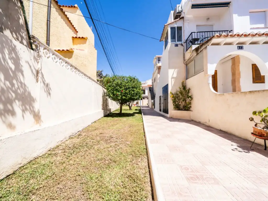 Vista exterior de Apartament en venda en Torrevieja amb Aire condicionat i Piscina