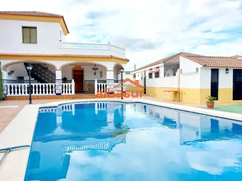 Vista exterior de Casa o xalet en venda en Córdoba amb Aire condicionat, Calefacció i Jardí privat
