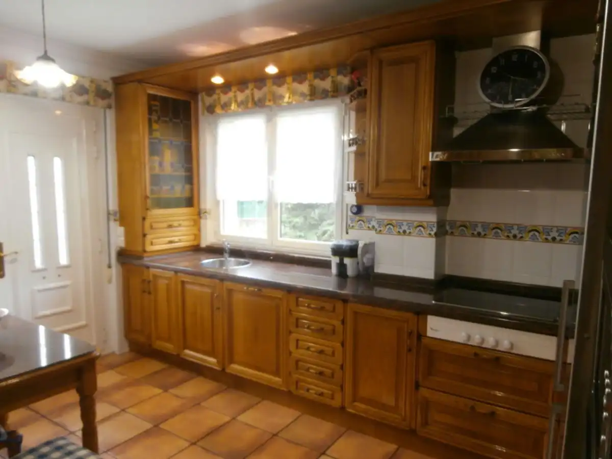 Cuina de Casa o xalet en venda en Oviedo  amb Calefacció, Jardí privat i Terrassa