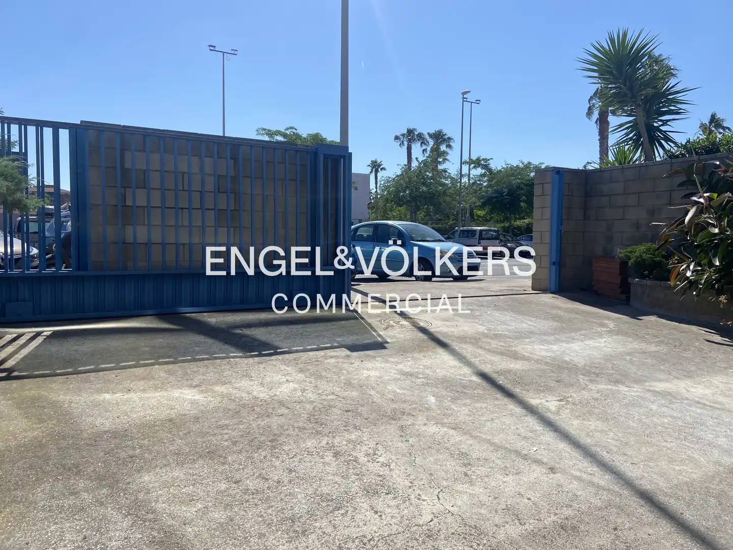 Parkplatz von Fabrikhallen zum Verkauf in El Prat de Llobregat