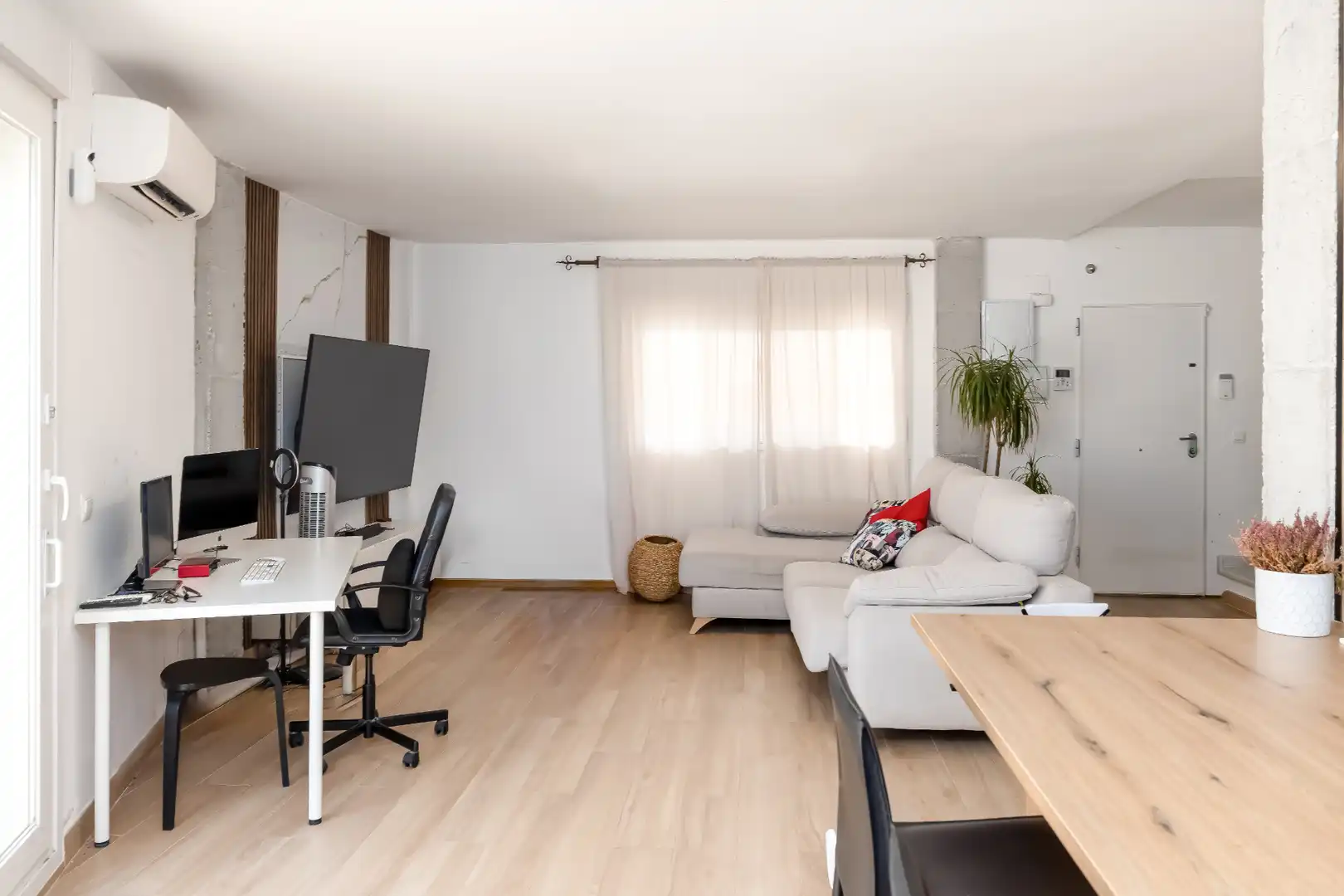Sala de estar de Casa adosada en venta en Málaga con Aire acondicionado, Calefacción y Jardín privado