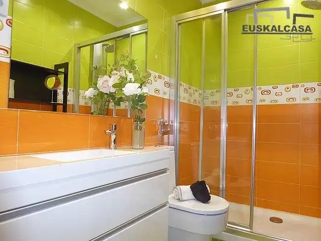 Baño de Apartamento en venta en Bilbao  con Trastero y Balcón