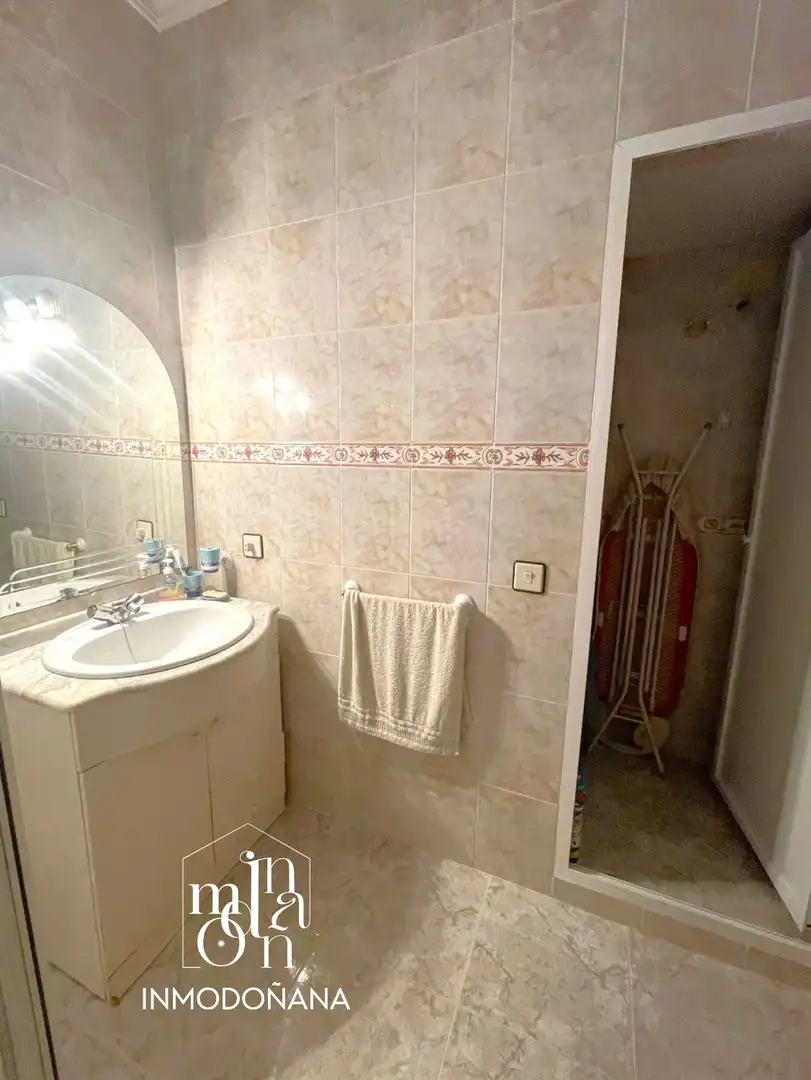 Bany de Casa o xalet en venda en Bollullos Par del Condado amb Aire condicionat, Terrassa i Moblat