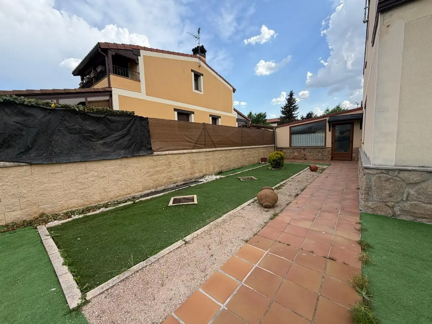 Jardí de Casa adosada en venda en Palazuelos de Eresma amb Calefacció, Terrassa i Alarma