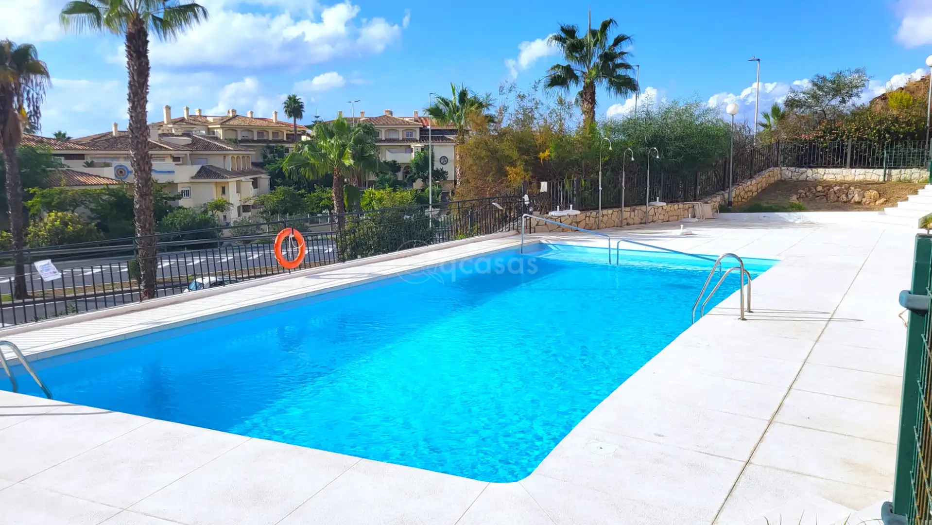 Piscina de Apartamento en venta en Torrequebrada