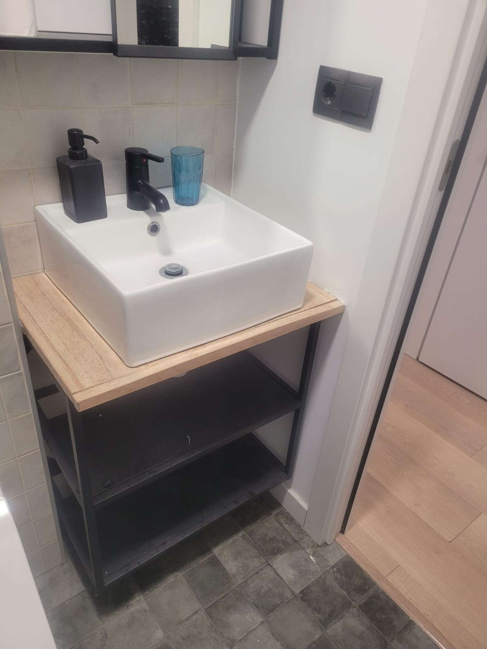 Bathroom of Study to share in  Madrid Capital  with Air Conditioner and Terrace