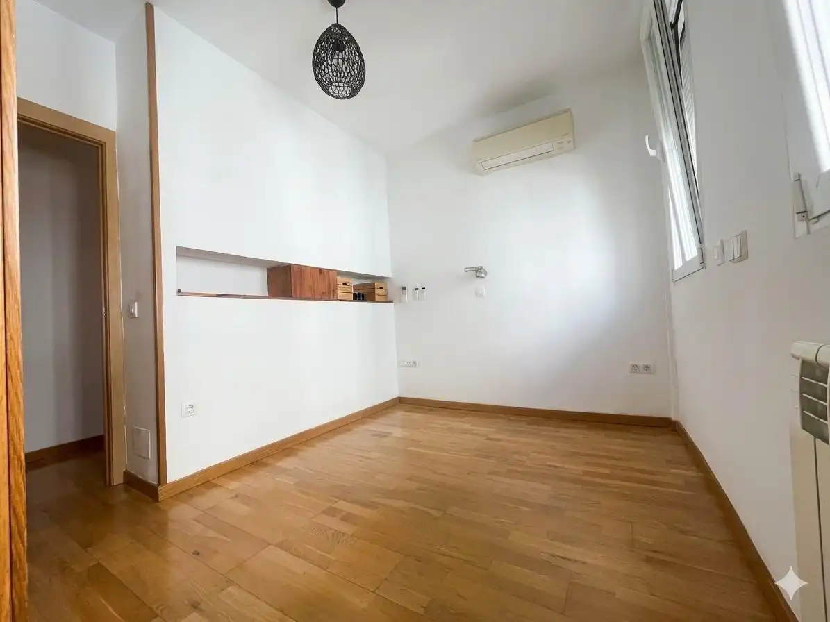 Schlafzimmer von Dachboden zur Miete in Madrid mit Klimaanlage, Heizung und Terrasse
