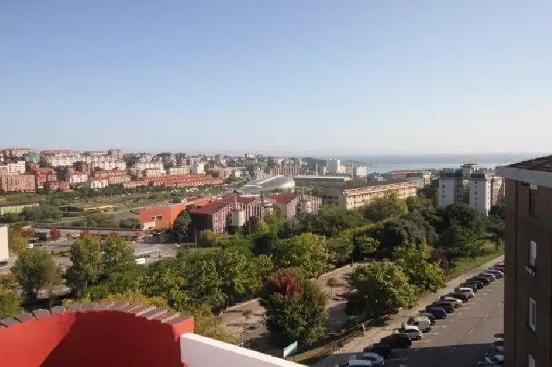 Vista exterior de Àtic de lloguer en Santander amb Calefacció, Jardí privat i Parquet