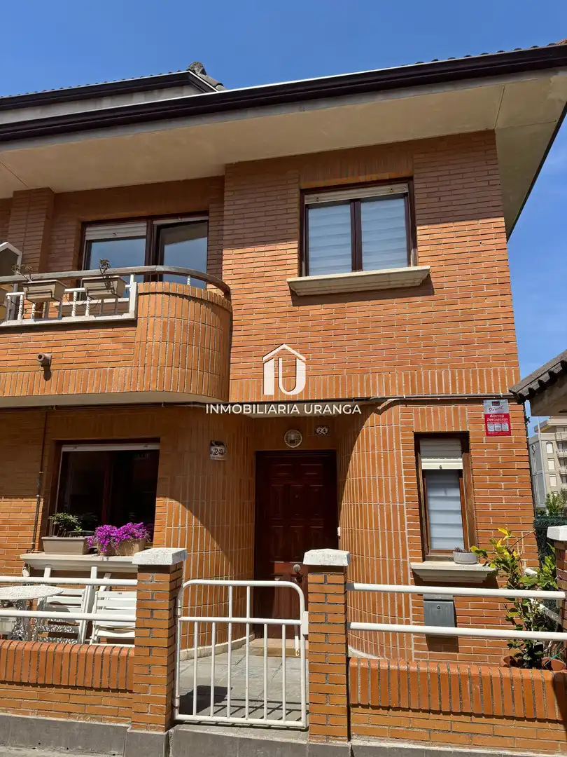 Vista exterior de Casa o xalet en venda en Laredo amb Calefacció, Jardí privat i Terrassa