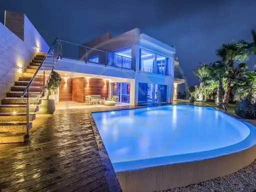Casa amb piscina en venda a Carrer Orenetes