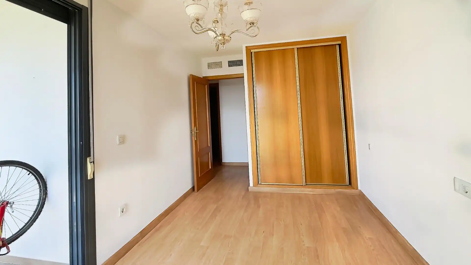 Dormitori de Pis en venda en Benidorm amb Aire condicionat, Jardí privat i Terrassa