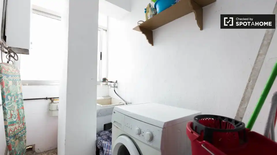 Bedroom of Flat for share in Granada  with Air Conditioner, Heating and Furnished