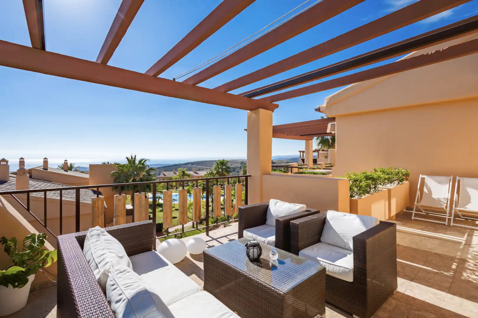 Terrasse von Wohnungen zum Verkauf in Benahavís mit Klimaanlage, Terrasse und Möbliert