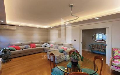 Living room of Flat for sale in Salamanca Capital  with Air Conditioner and Balcony