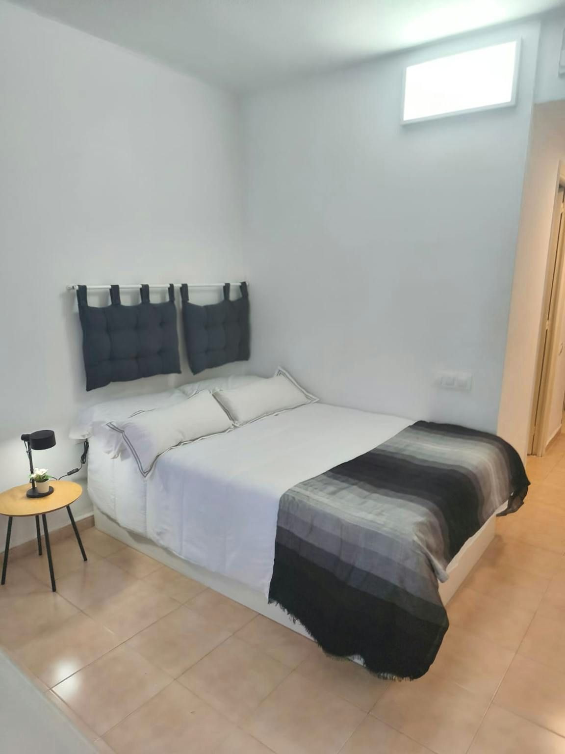 Dormitori de Pis de lloguer en  Sevilla Capital amb Aire condicionat, Calefacció i Moblat