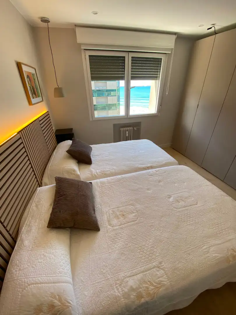 Schlafzimmer von Wohnung zur Miete in Gijón  mit Heizung, Parkett und Möbliert