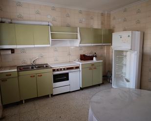 Cuina de Casa o xalet en venda en Quiruelas de Vidriales amb Calefacció, Traster i Moblat