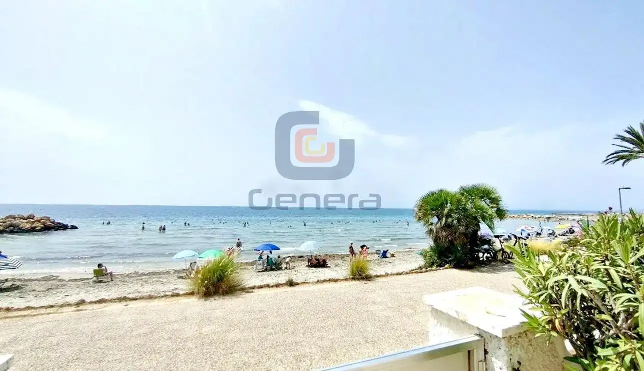 Villa in vendita a Avenida Avenida Armada Española 10