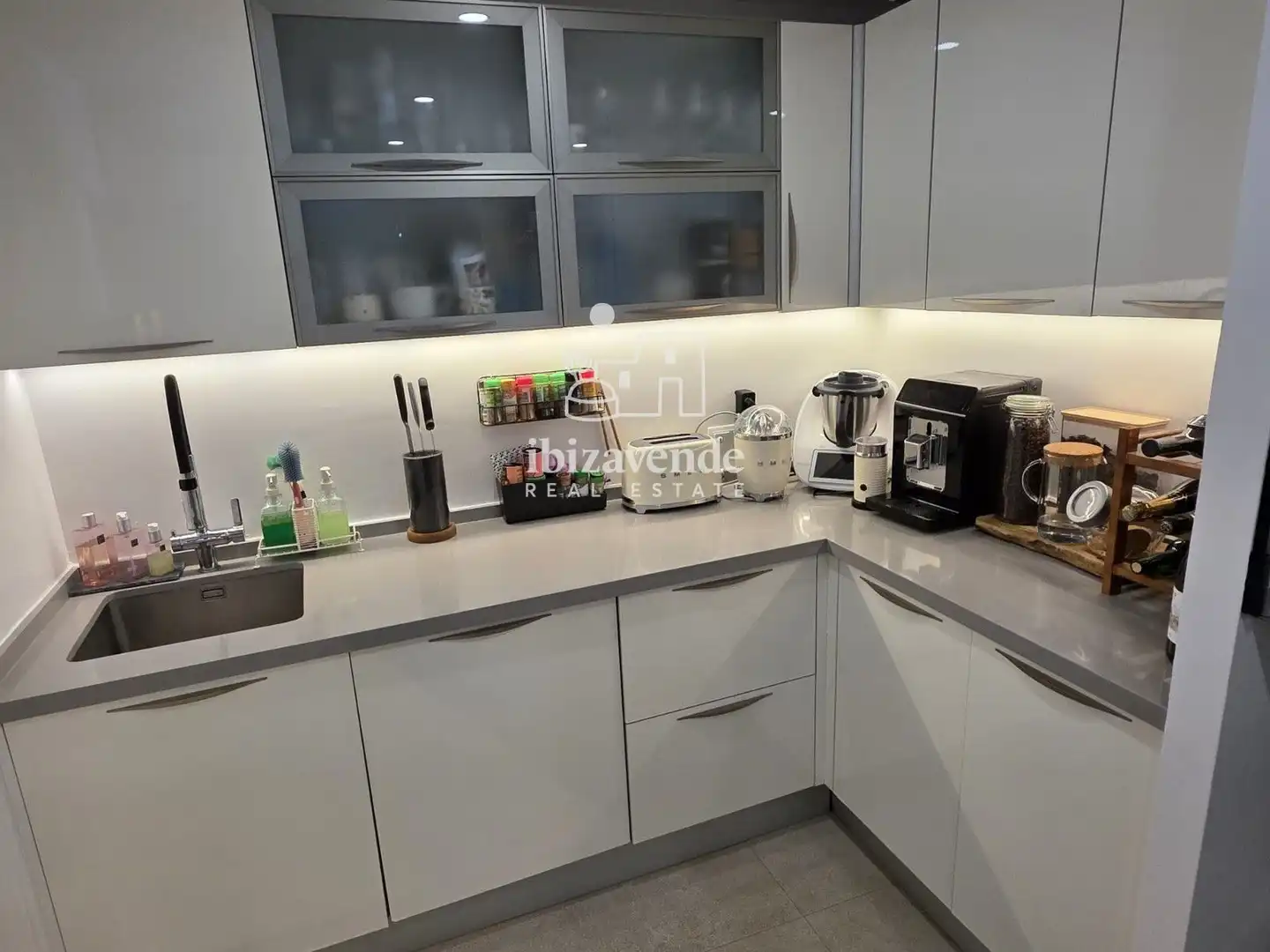 Cocina de Dúplex en venta en Santa Eulària des Riu con Aire acondicionado, Terraza y Piscina