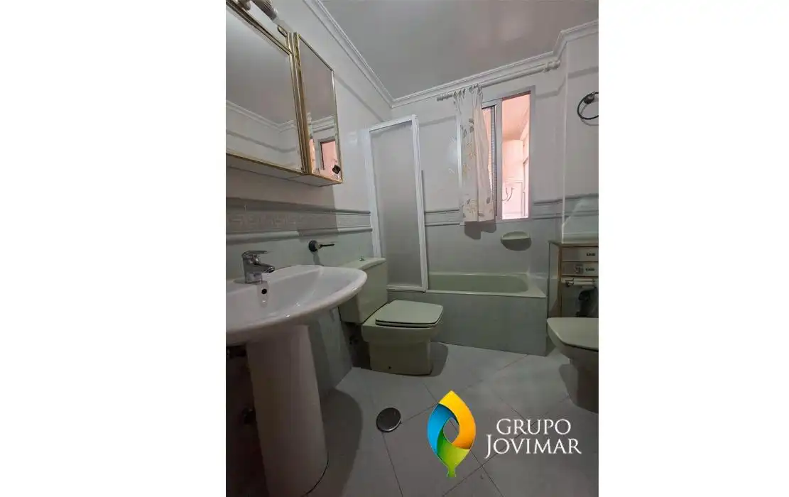 Baño de Piso en venta en Guadix con Calefacción, Terraza y Amueblado