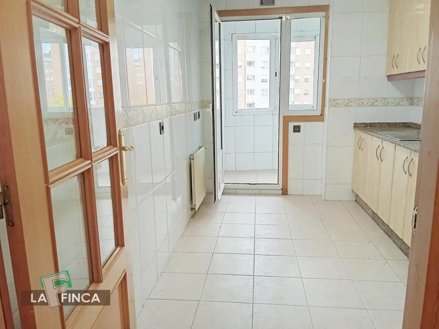Dormitori de Pis en venda en Oviedo  amb Calefacció, Parquet i Terrassa