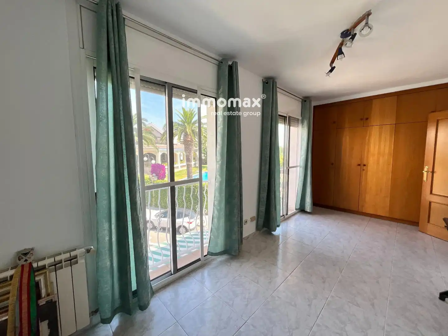 Vista exterior de Casa adosada en venta en Vilanova i la Geltrú con Calefacción, Jardín privado y Terraza