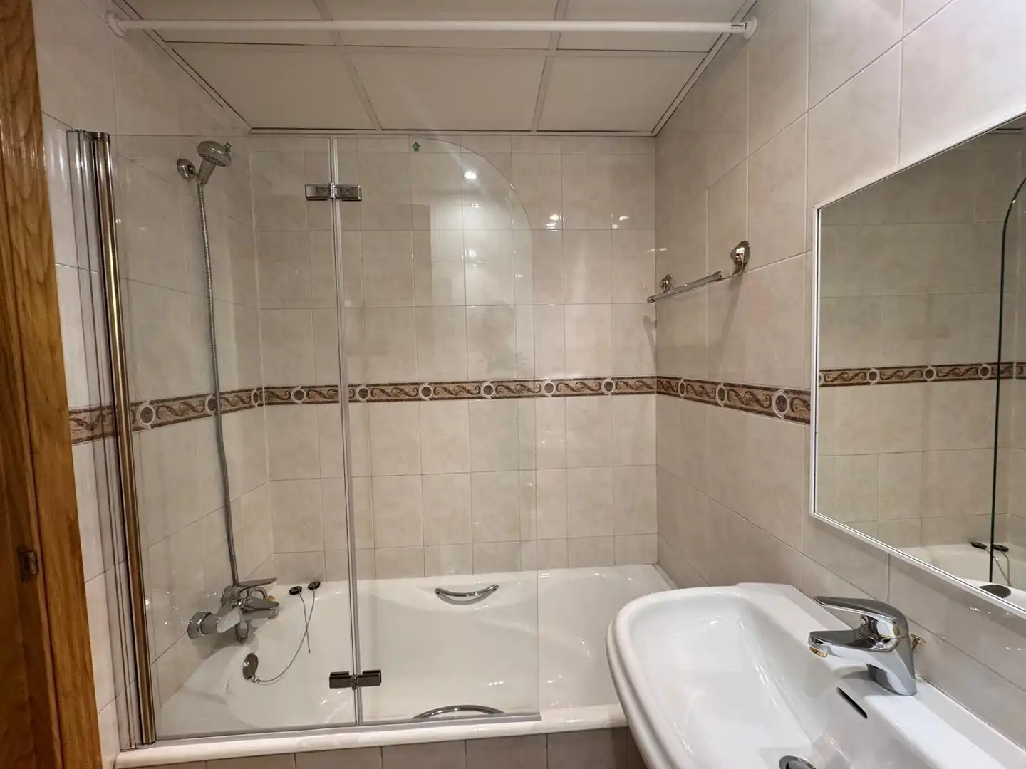 Baño de Piso de alquiler en Madrid con Aire acondicionado y Calefacción