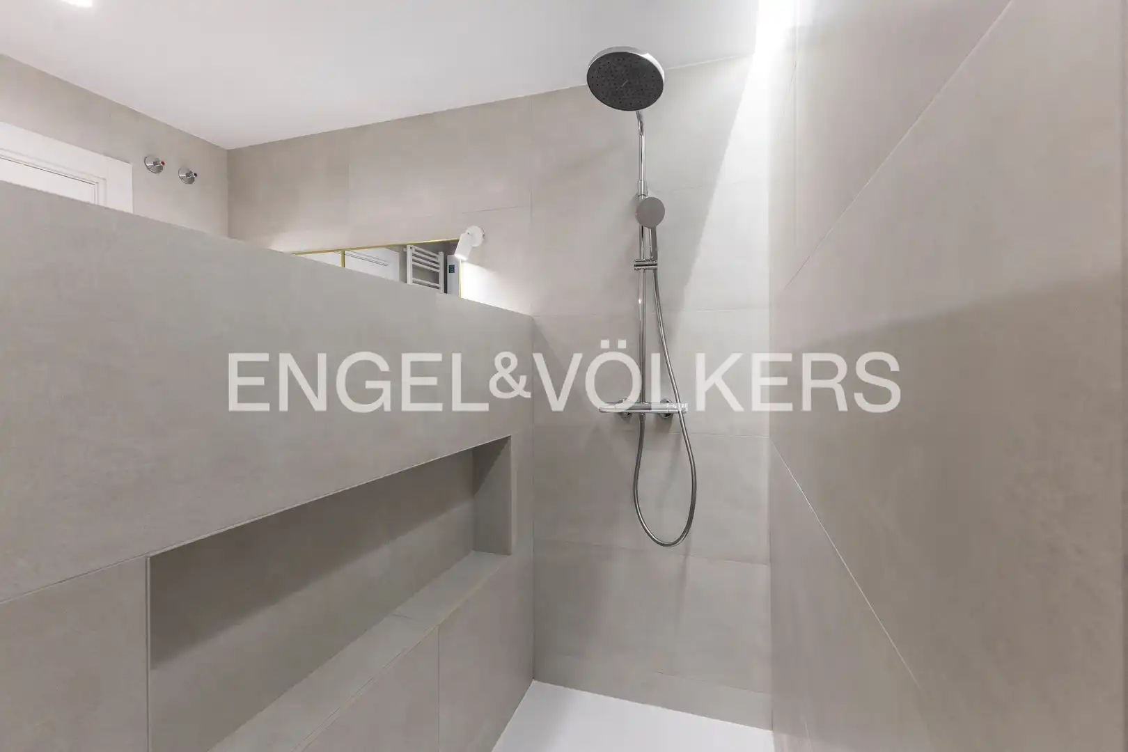 Badezimmer von Wohnung zur Miete in Madrid mit Klimaanlage, Heizung und Parkett