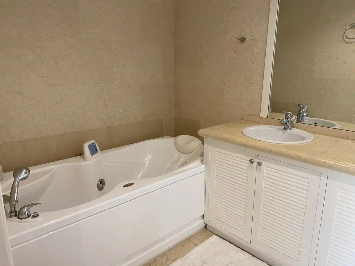 Baño de Planta baja de alquiler en Marbella con Aire acondicionado, Calefacción y Terraza