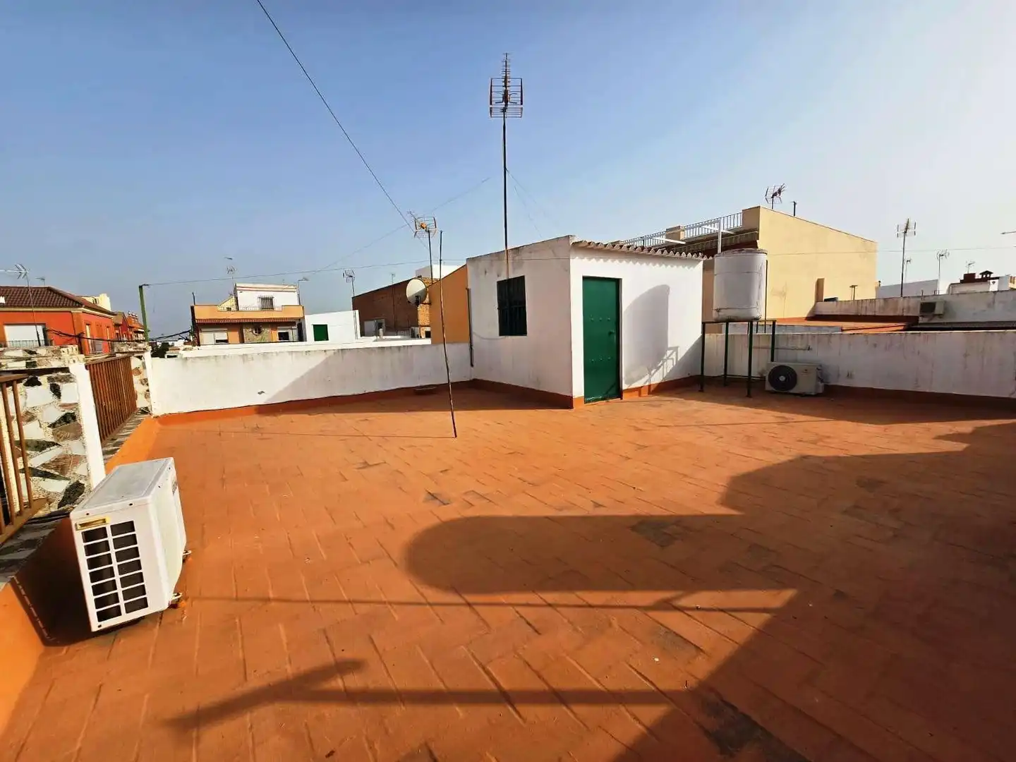 Vista exterior de Casa o chalet en venta en Bormujos con Aire acondicionado y Terraza