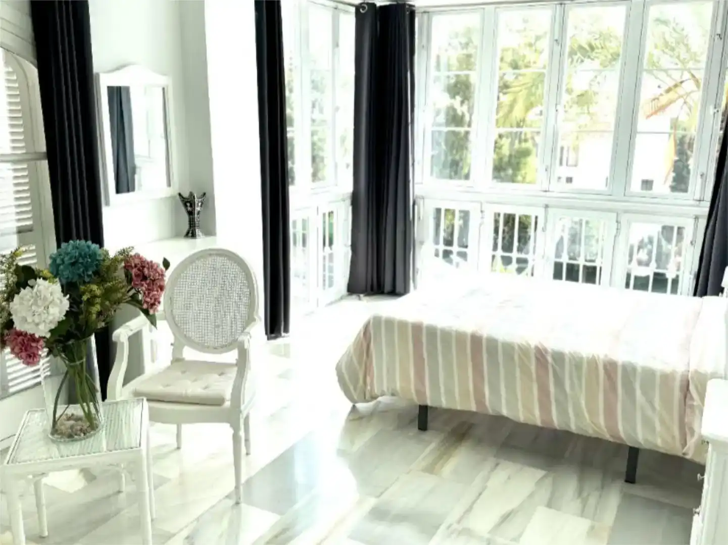 Dormitori de Apartament de lloguer en Marbella amb Aire condicionat, Piscina i Balcó