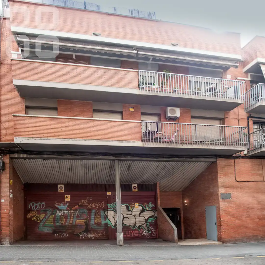 Vista exterior de Piso en venta en L'Hospitalet de Llobregat con Parquet, Terraza y Balcón