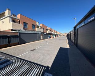 Vista exterior de Casa adosada en venda en Getafe amb Aire condicionat, Calefacció i Jardí privat