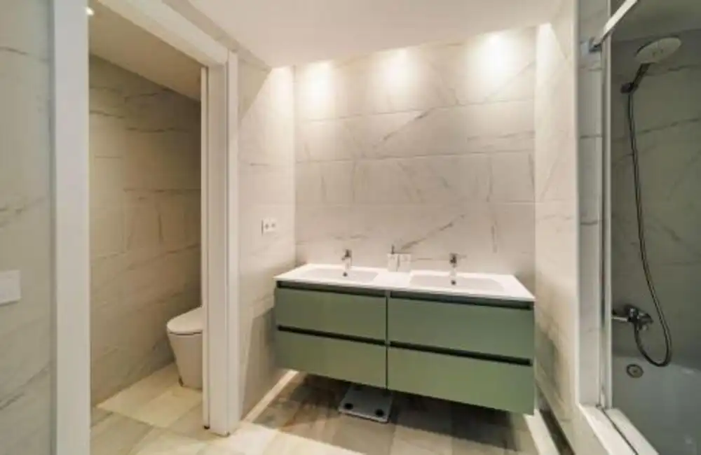 Bany de Apartament de lloguer en Marbella amb Aire condicionat, Terrassa i Piscina