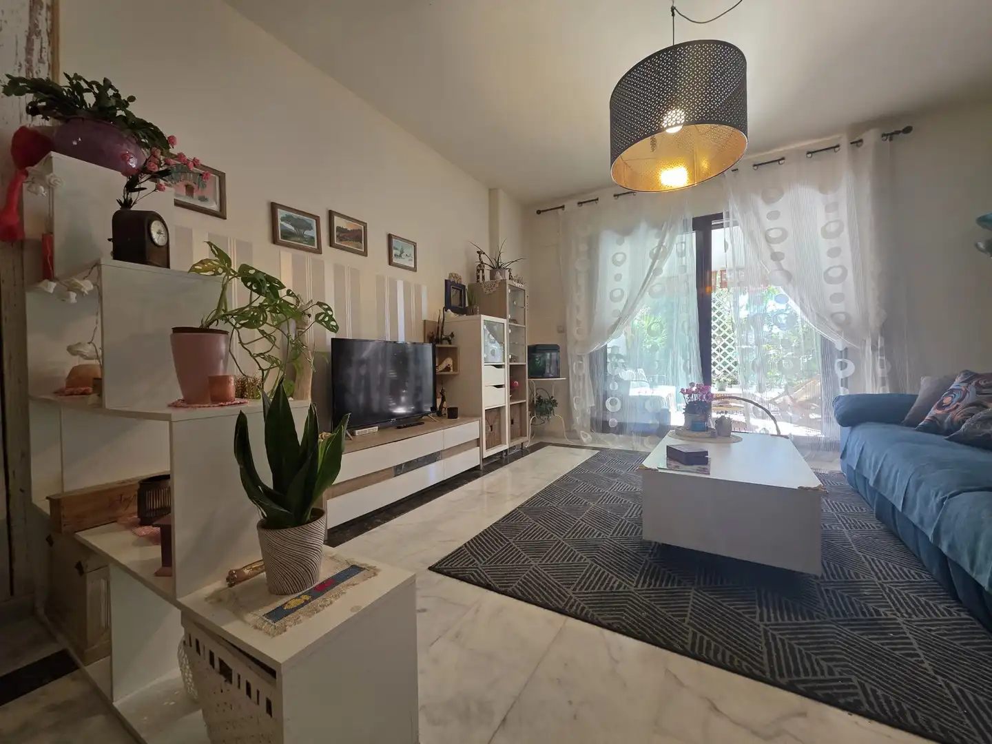 Wohnzimmer von Erdgeschoss zum Verkauf in La Alcaidesa mit Klimaanlage, Privatgarten und Terrasse