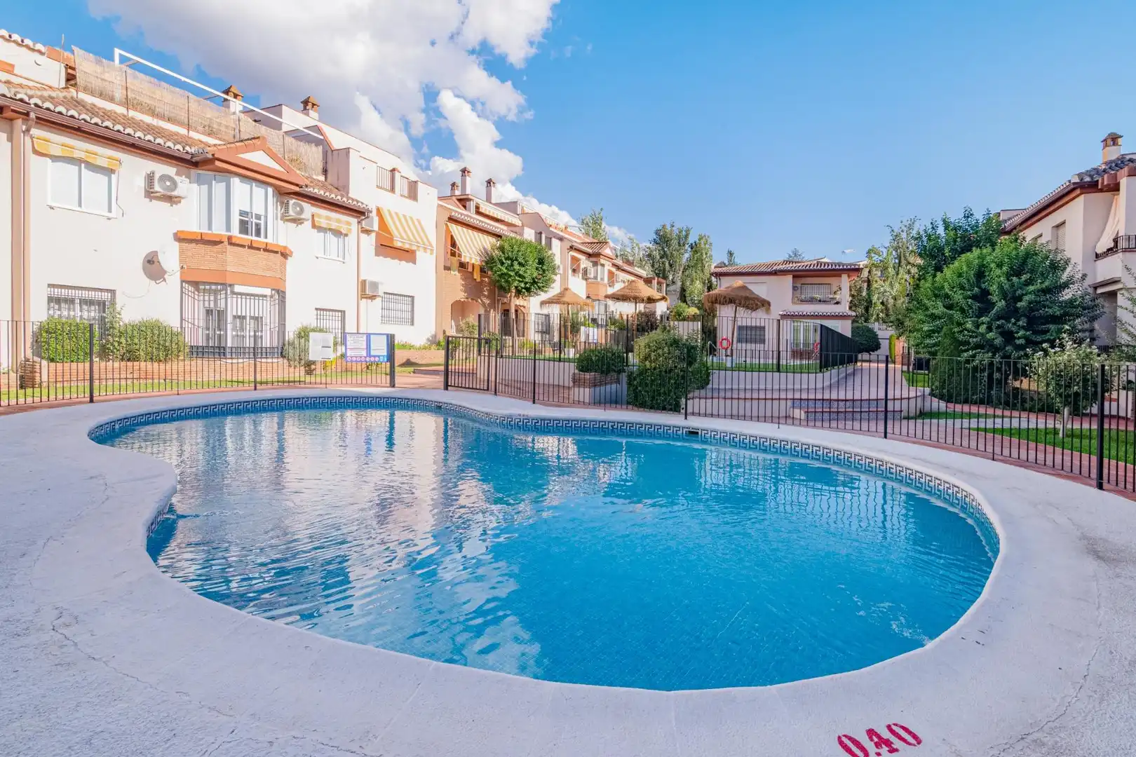 Schwimmbecken von Dachboden zum Verkauf in La Zubia mit Klimaanlage, Terrasse und Abstellraum