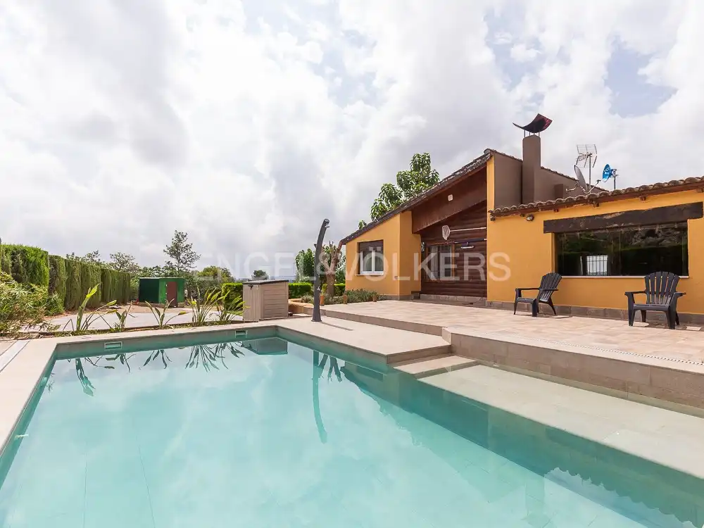 Piscina de Casa o chalet de alquiler en Torrent con Aire acondicionado, Calefacción y Jardín privado